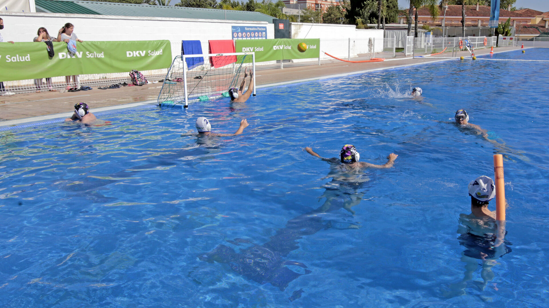 Im&aacute;genes de las actividades de waterpolo inclusivo DkV, Ayuntamiento y varias asociaciones en Piscina Jerez Arena Village