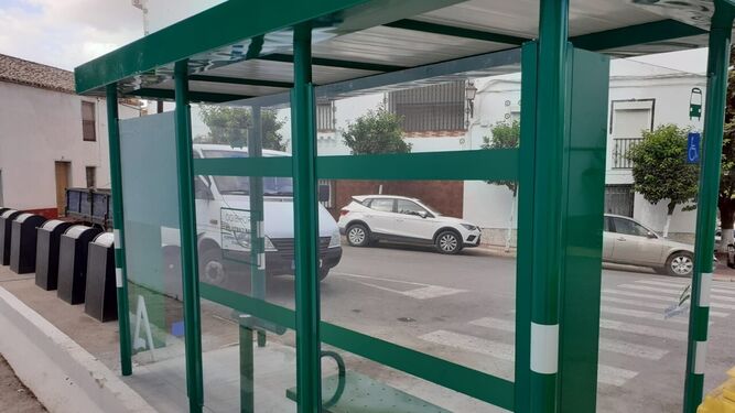 la renovada parada de autobús en El Chaparrito