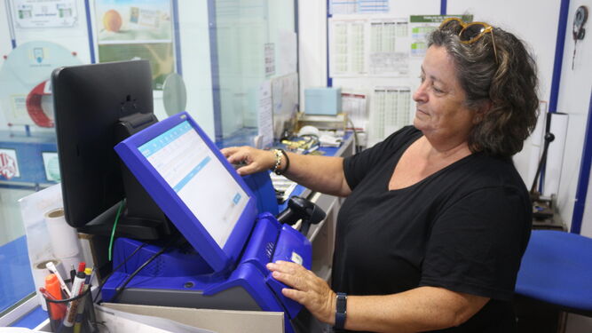 Lourdes Benítez en la administración de Loterías Nº 2 de Puerto Real