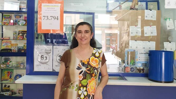 María Dolores Pina regenta un receptor de Loterías en San Fernando