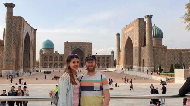 Hugo Reguera e Isabel Pérez, durante un viaje a Samarcanda, en Uzbekistán.