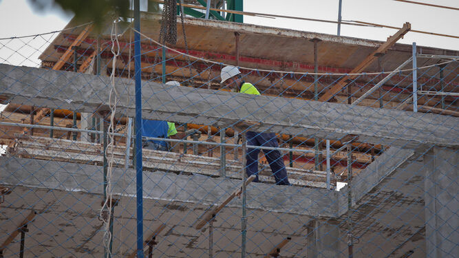 Dos obreros en un edificio en construcción en las inmediaciones de San José Obrero.