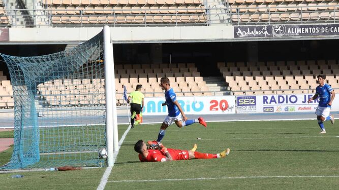 Máyor celebra su gol de penalti con De la Calzada en el césped ya batido.