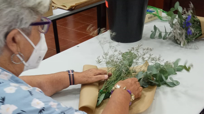 Una usuaria de AFA Puerto elaborando un ramo para la campaña ‘Recuérdame con flores’.