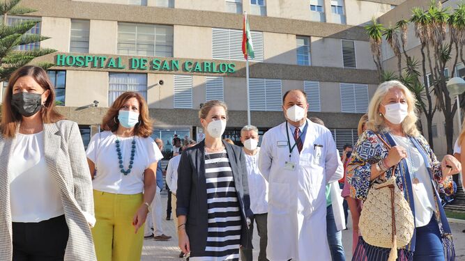 Ana Mestre, Patricia Cavada. Mercedes Colombo e Isabel Paredes, en la visita que han hecho al  hospital de San Carlos esta mañana.