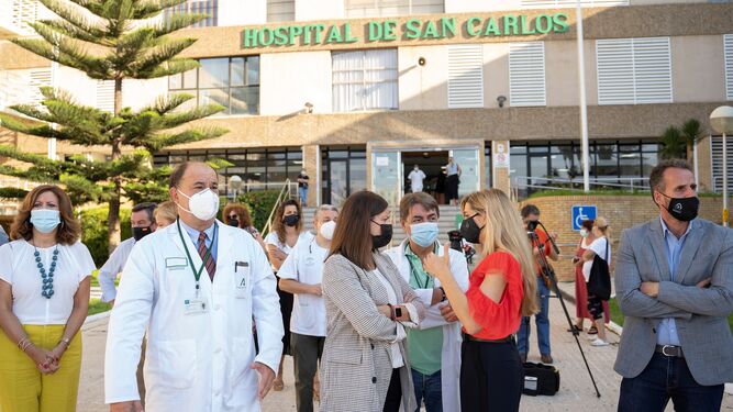 La alcaldesa, Patricia Cavada, durante la visita oficial al hospital de San Carlos.