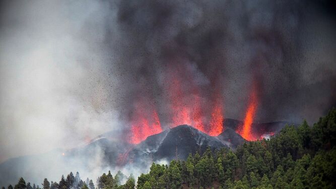 La erupción de un volcán lleva asociada la salida a la atmósfera de gases tóxicos como el dióxido de azufre.