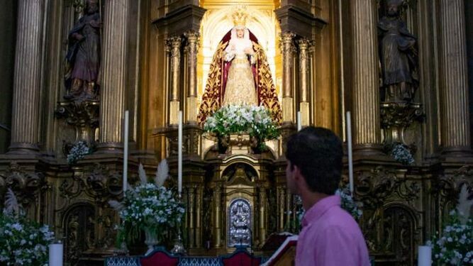 Manolo Vázquez ante la Virgen del Refugio en la iglesia de San Bernardo.