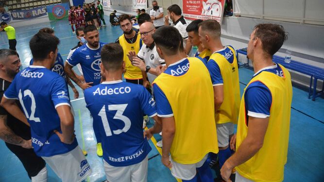 Azurmendi charla con sus jugadores en el derbi ante el Cádiz Virgili.