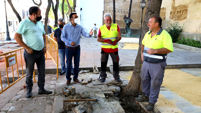 José Antonio Díaz durante su visita este miércoles a las obras de reparación del acerado en calle Ancha.