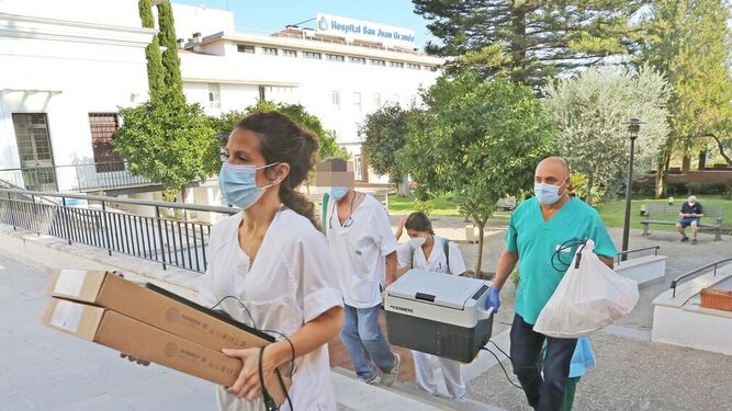 Sanitarios a su llegada el martes al geriátrico San Juan Grande para administrar la tercera dosis a los residentes.