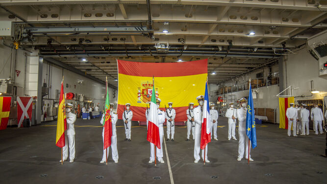 Las banderas de los países que conforman la fuerza marítima europea durante el acto.