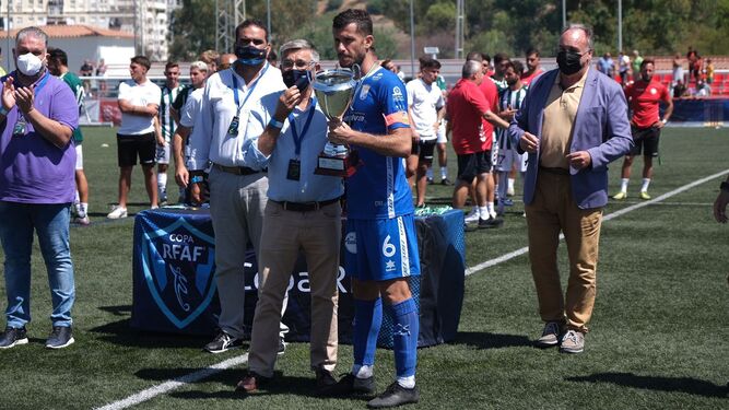 Álex Colorado recoge en Marbella el trofeo de subcampeón de la Copa RFAF.