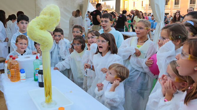 Niños atendiendo a un experimento en una Noche Europea de los Investigadores en el Alcázar anterior a la pandemia.