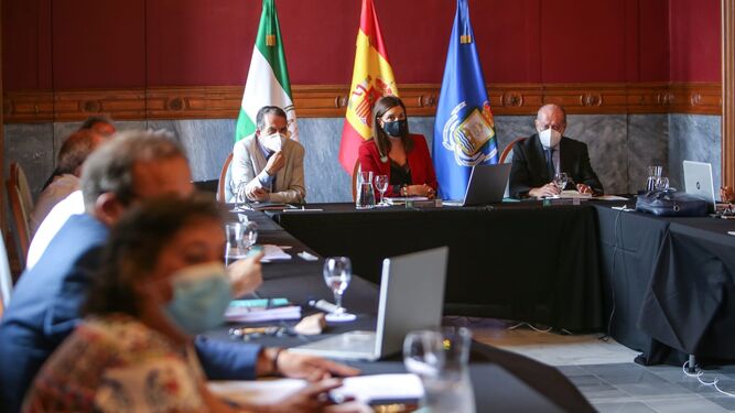 Reunión extraordinaria de la FAMP en el Ayuntamiento de San Fernando. En la mesa presidencial, Patricia Cavada, Abel Caballero y Fernando Rodríguez Villalobos.