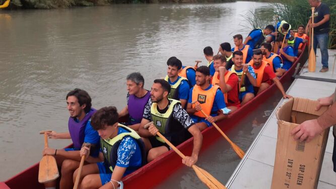 Los jugadores, a punto de salir a navegar por el río.
