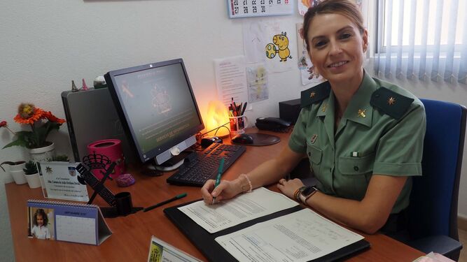La Comandante, Carmen de Asido Orellana, en su despacho de Psicología de la Comandancia de la Guardia Civil.