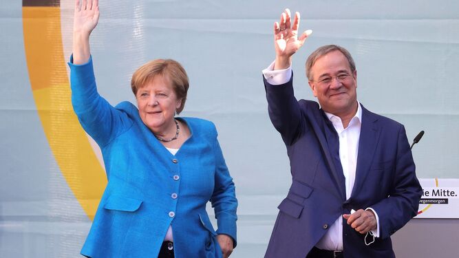 La canciller, Angela Merkel, y el aspirante de la CDU, Armin Laschet, este sábado en Aquisgrán.