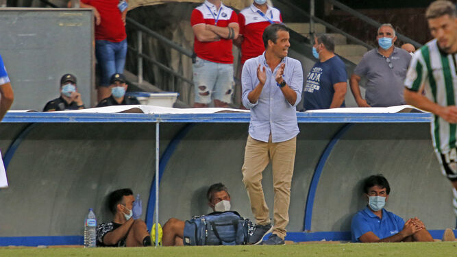 Pérez Herrera aplaude a sus jugadores en un partido en Chapín.