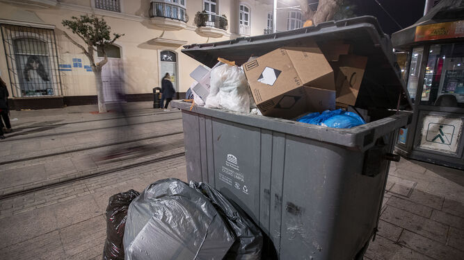 Contenedores de basura en la calle Real de San Fernando, en una imagen de 2020.