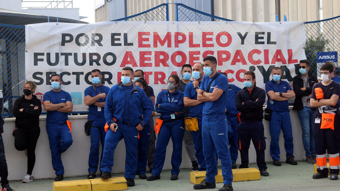 Concentración de trabajadores en la planta de Airbus Puerto Real