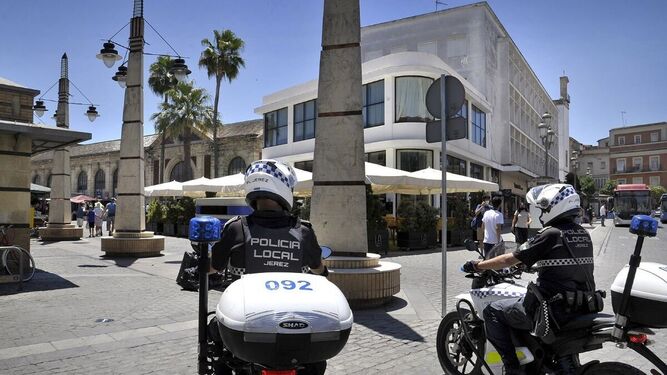 Dos agentes de la Policía Local de Jerez patrullando en las inmediaciones de la plaza de abastos