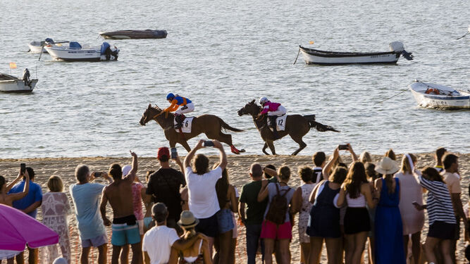 Instantánea de una de las carreras de caballos disputadas este pasado verano en las playas de Sanlúcar.