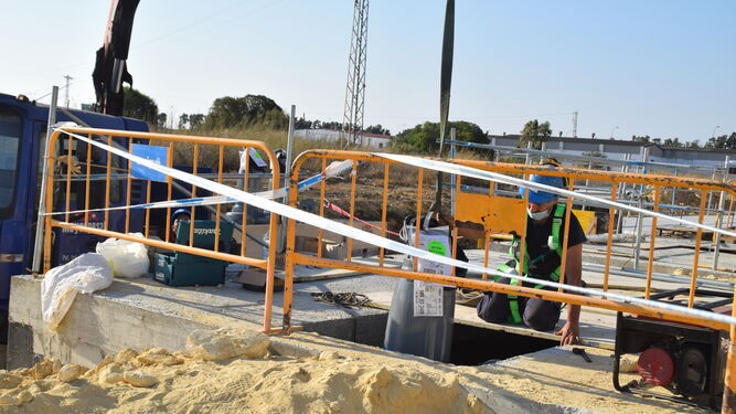 Instalación de una de las bombas de la nueva estación de aguas residuales de Bazán.