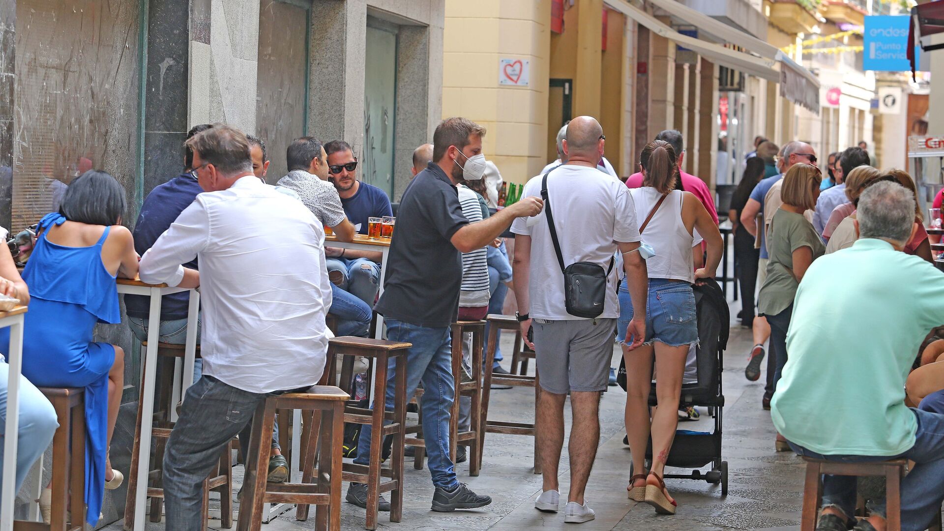 Aspecto que presentaban unos veladores en la calle Algarve al mediod&iacute;a.