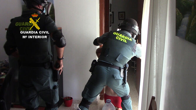 Momento de la detención llevada a cabo por la Guardia Civil.