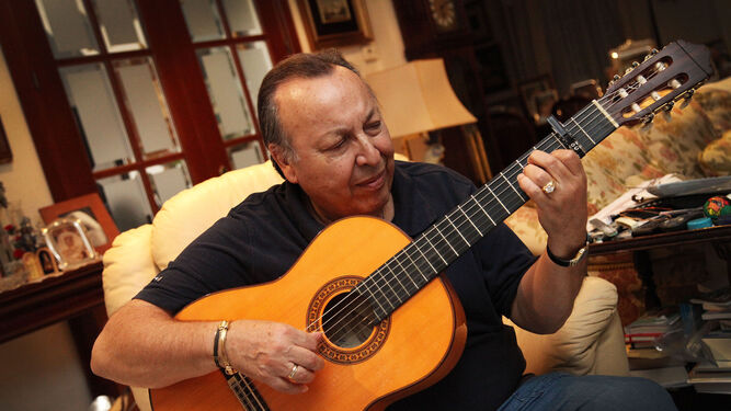 Paco Cepero con su guitarra.