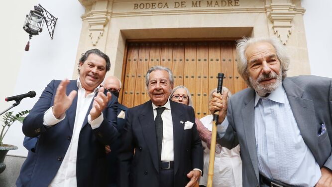 Manuel Morao, junto a Joaquín El Zambo, presidente de la peña Tío José de Paula, y Rafael de Paula.
