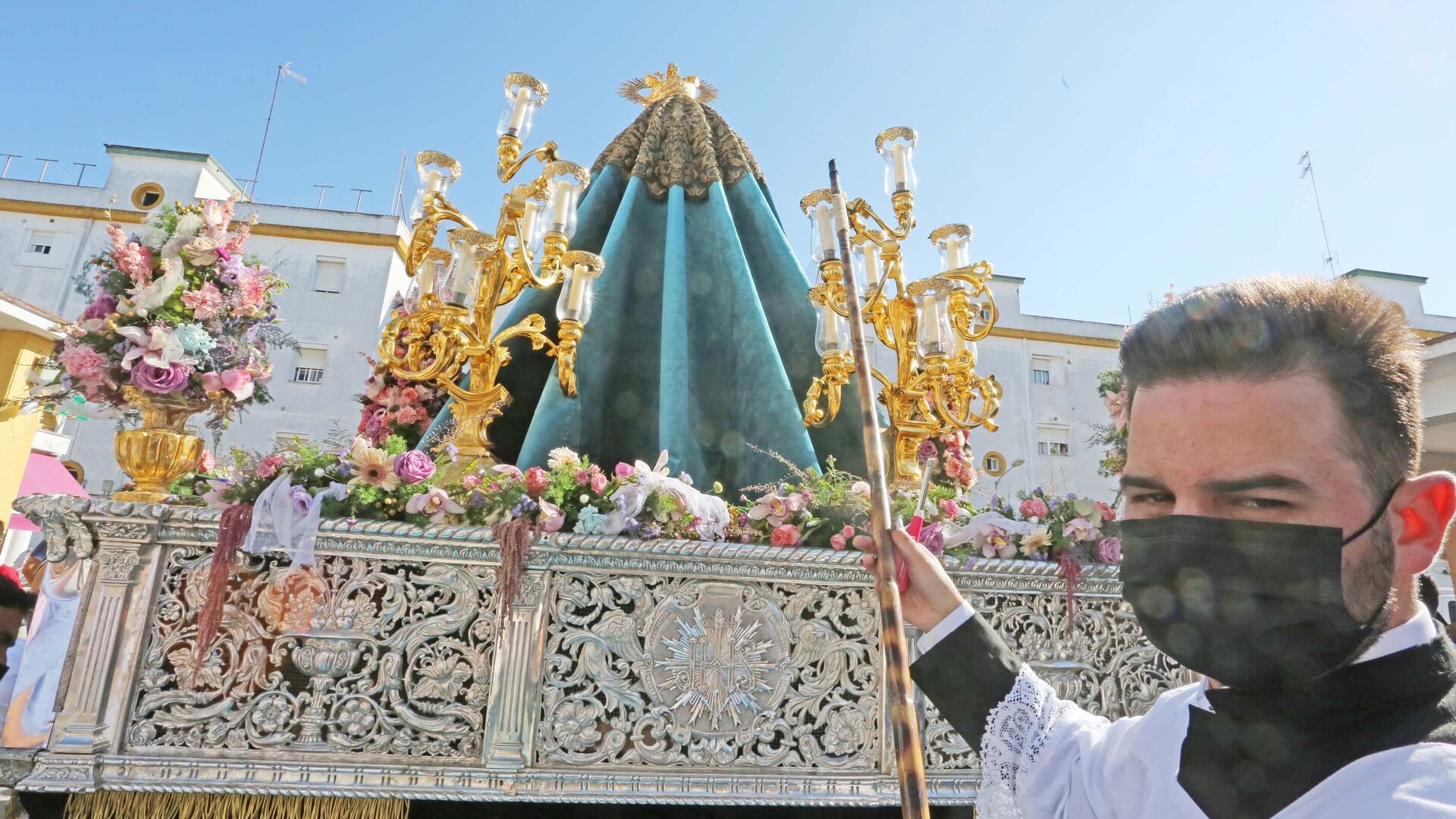 Salida procesional de la Virgen del Consuelo de la parroquia de las Vi&ntilde;as