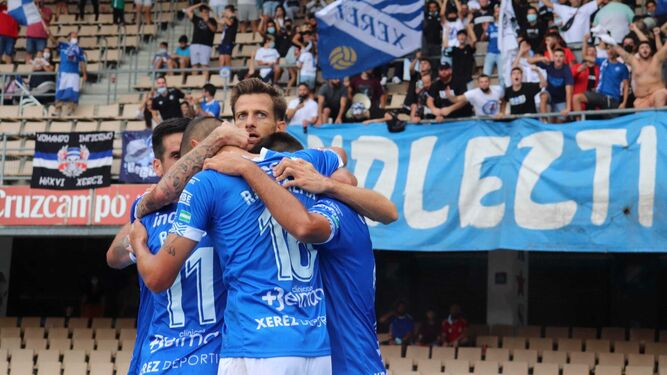 Los azulinos celebran el gol de Máyor, que abría el marcador.