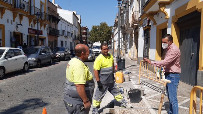 El delegado supervisa los trabajos en la calle Porvera.