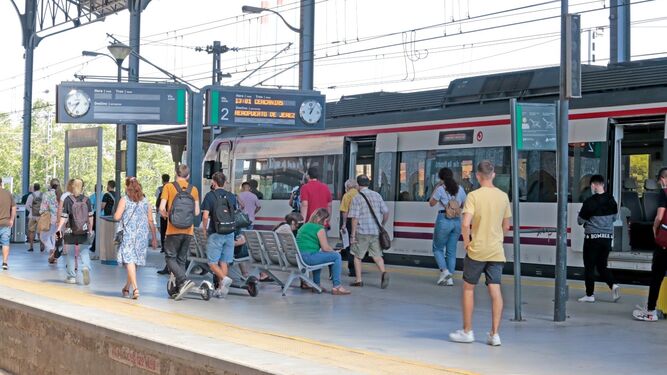 Viajeros bajan de un tren de Cercanías la semana pasada en la estación de Jerez.