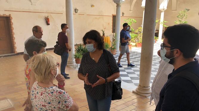 La portavoz de IU, Carmen Álvarez, conversando con residentes de viviendas sociales de Sanlúcar.