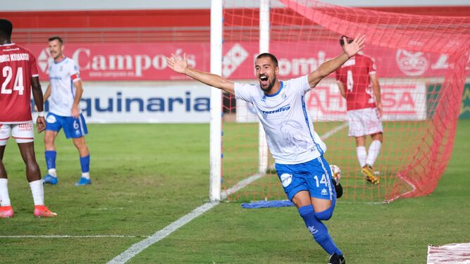 Lucas Correa celebra el 0-1 del Xerez CD en Murcia.