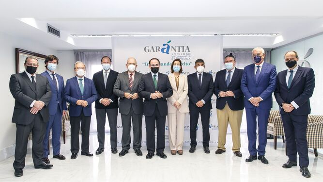 Los responsables de Garántia SGR con los presidentes de las patronales provinciales andaluzas.