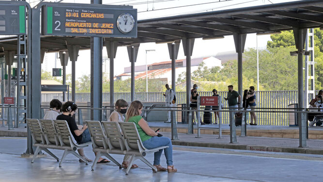 Imagen del andén principal de la estación de trenes de Jerez con la conexión con el aeropuerto en el panel informativo.