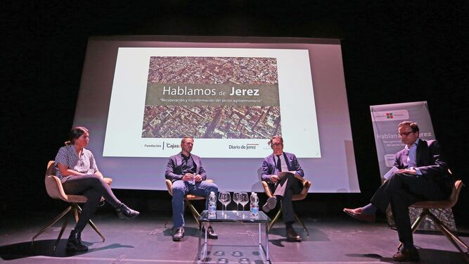 Los ponentes, Paula Datas, José Miguel López e Ignacio Díez (a la derecha) en la mesa redonda ‘Hablamos de Jerez’, junto al moderador, Rafael Navas.