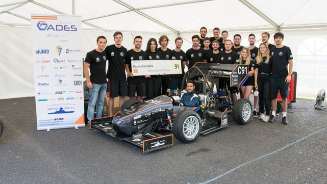 El equipo de la Fórmula Gades, formado por alumnos de la UCA, con el FG02 con el que compitió la pasada temporada en la Fórmula Student.