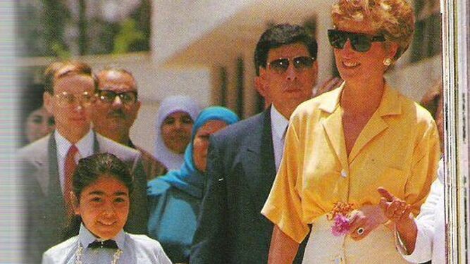 Diana de Gales, durante un viaje oficial a Egipto en 1992, en una residencia de niños con la polio.