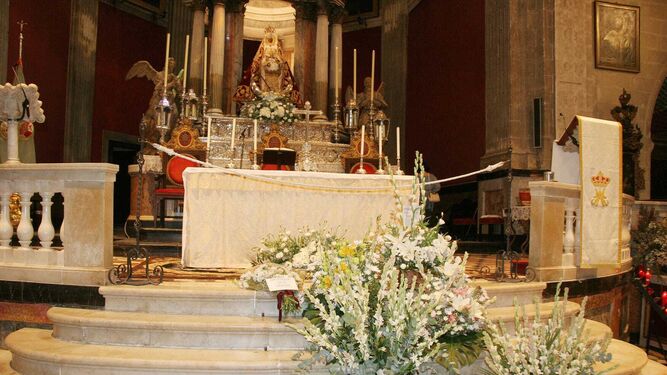 La Virgen de los Milagros, en el altar mayor de La Prioral el pasado 8 de septiembre, durante la ofrenda floral.