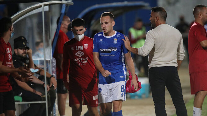 Juanca expresa su frustración tras tener que abandonar lesionado el campo contra el Córdoba B.