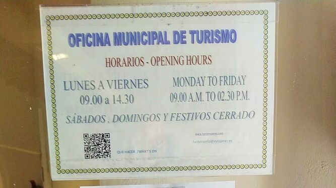 Cartel que indica que los fines de semana y los festivos no abre la Oficina Municipal de Turismo.