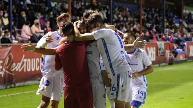 Rubén Jurado es felicitado por sus compañeros tras anotar el 0-1 al filo del descanso.