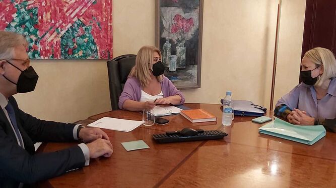 La alcaldesa y el delegado de Cultura en su reunión con la directora de Programación de Acción Cultural Española.