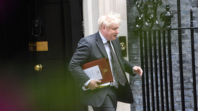 El primer ministro británico, Boris Johnson, abandona el 10 de Downing Street.