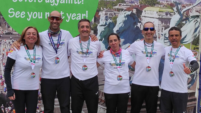 Los seis integrantes del Club Paparunners que estuvieron en Budapest posan con sus medallas de 'finishers'.